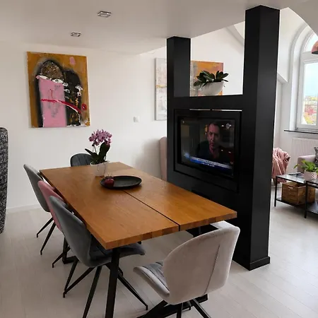Comfystay Old Town - Black Orchid Apartman