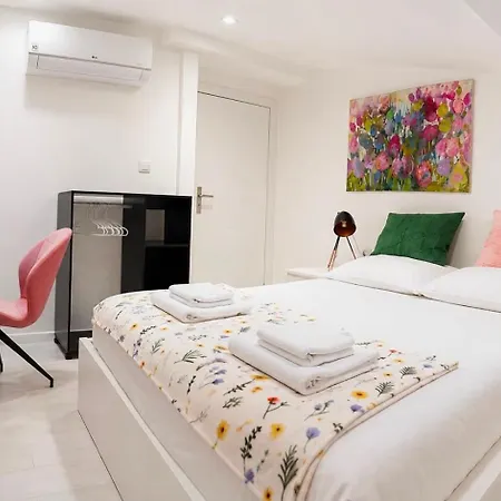 Comfystay Old Town - Black Orchid Apartman